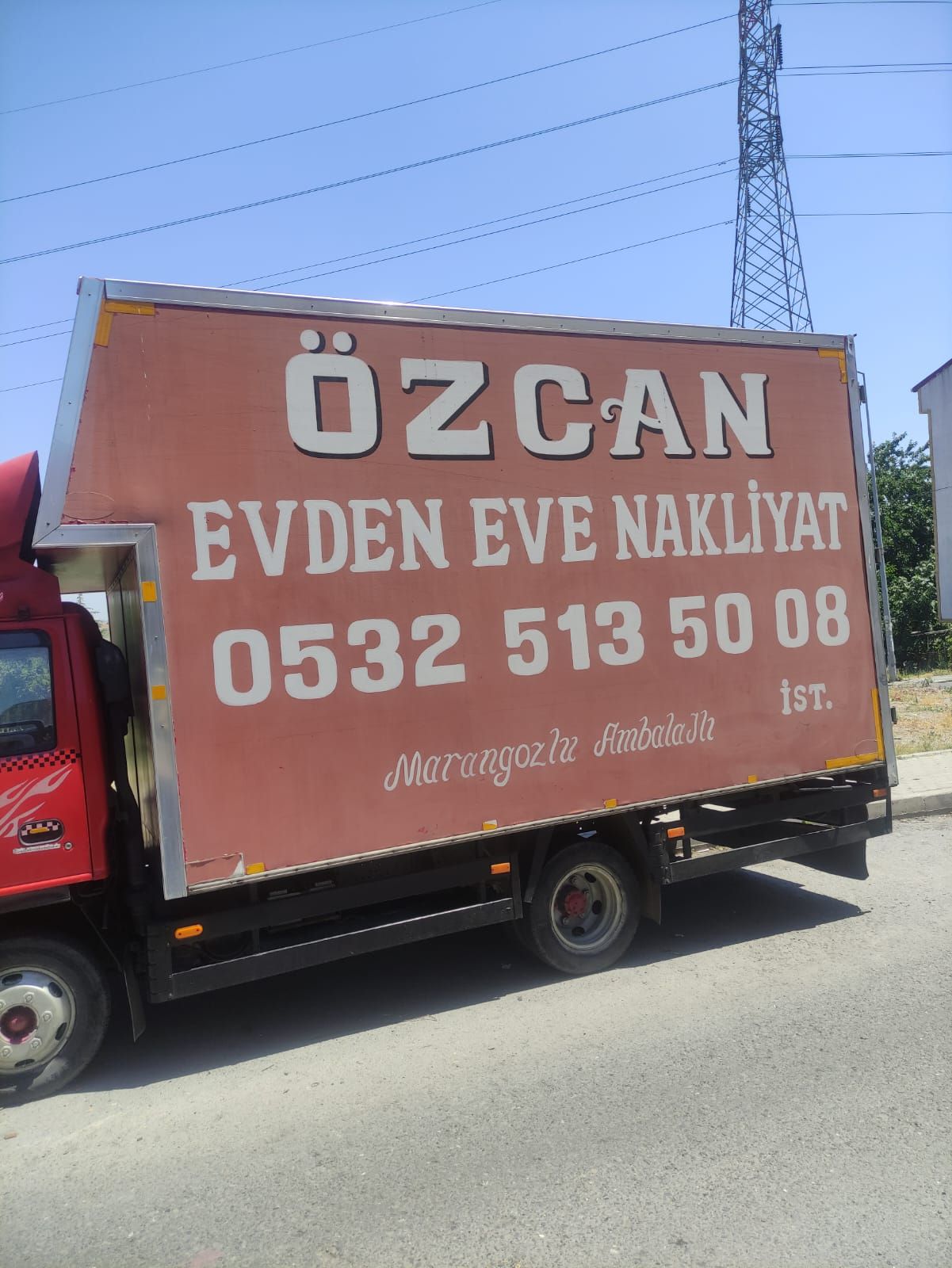Beylikdüzü nakliyat ekibi paketleme yaparken