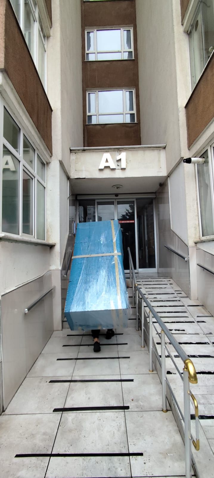 Ofis taşımacılığı esnasında ekip